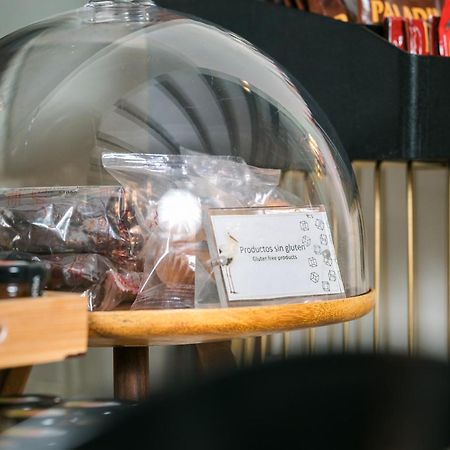 Hospes Palacio de Arenales&Spa Caces Exterior foto A chocolate display at a coffee shop