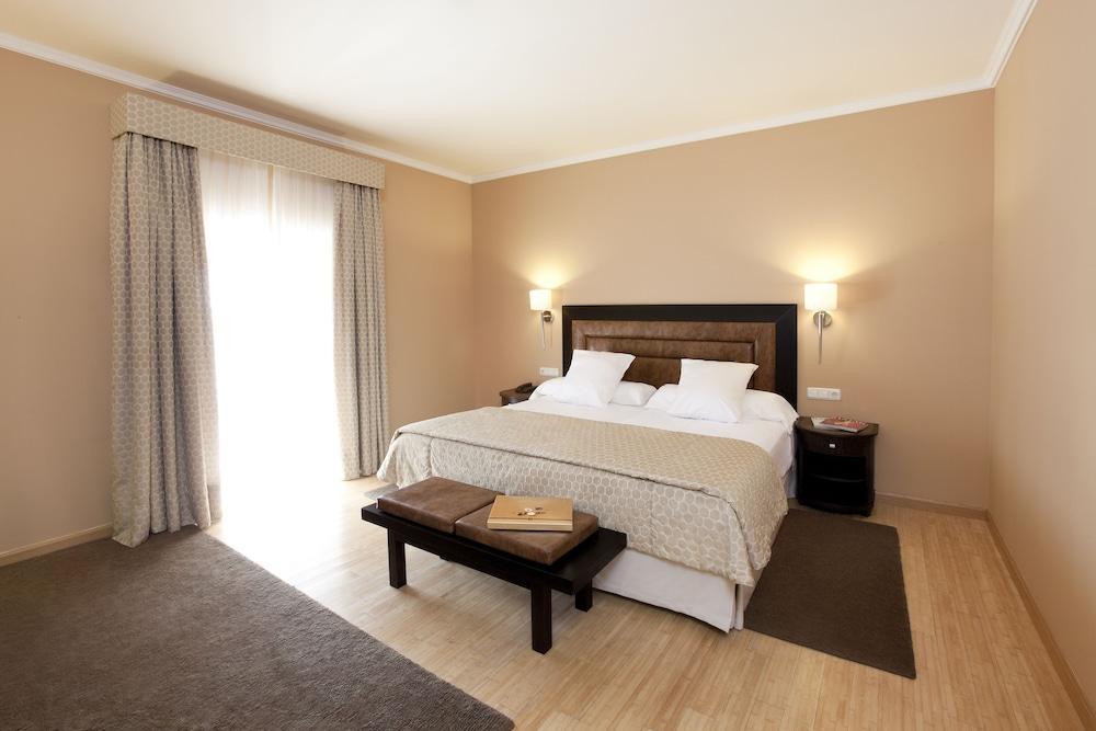 Hospes Palacio de Arenales&Spa Caces Exterior foto A bedroom