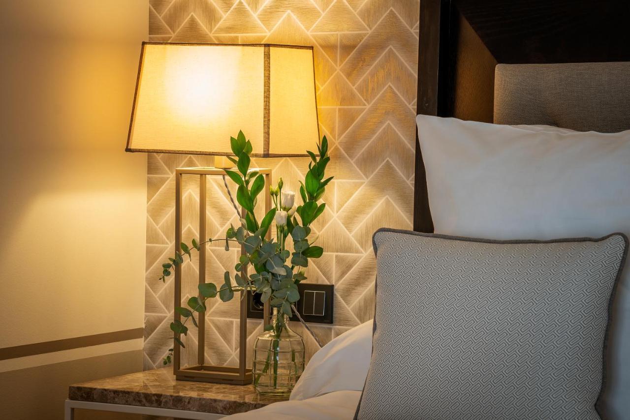 Hospes Palacio de Arenales&Spa Caces Exterior foto A table lamp