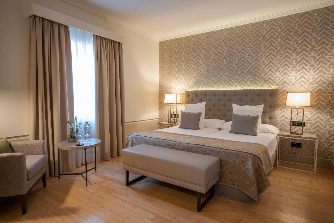 Hospes Palacio de Arenales&Spa Caces Exterior foto Deluxe room