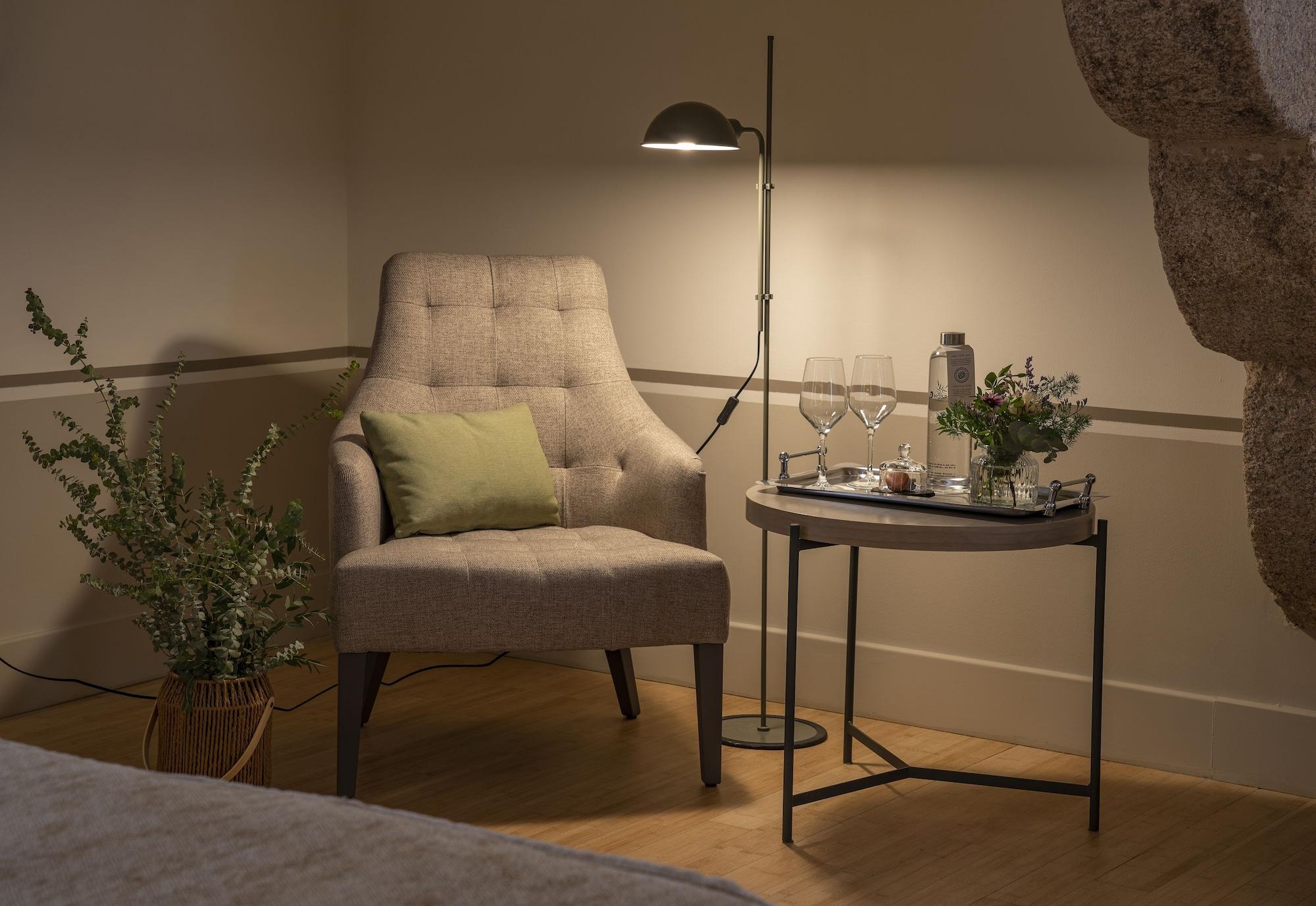 Hospes Palacio de Arenales&Spa Caces Exterior foto A floor lamp