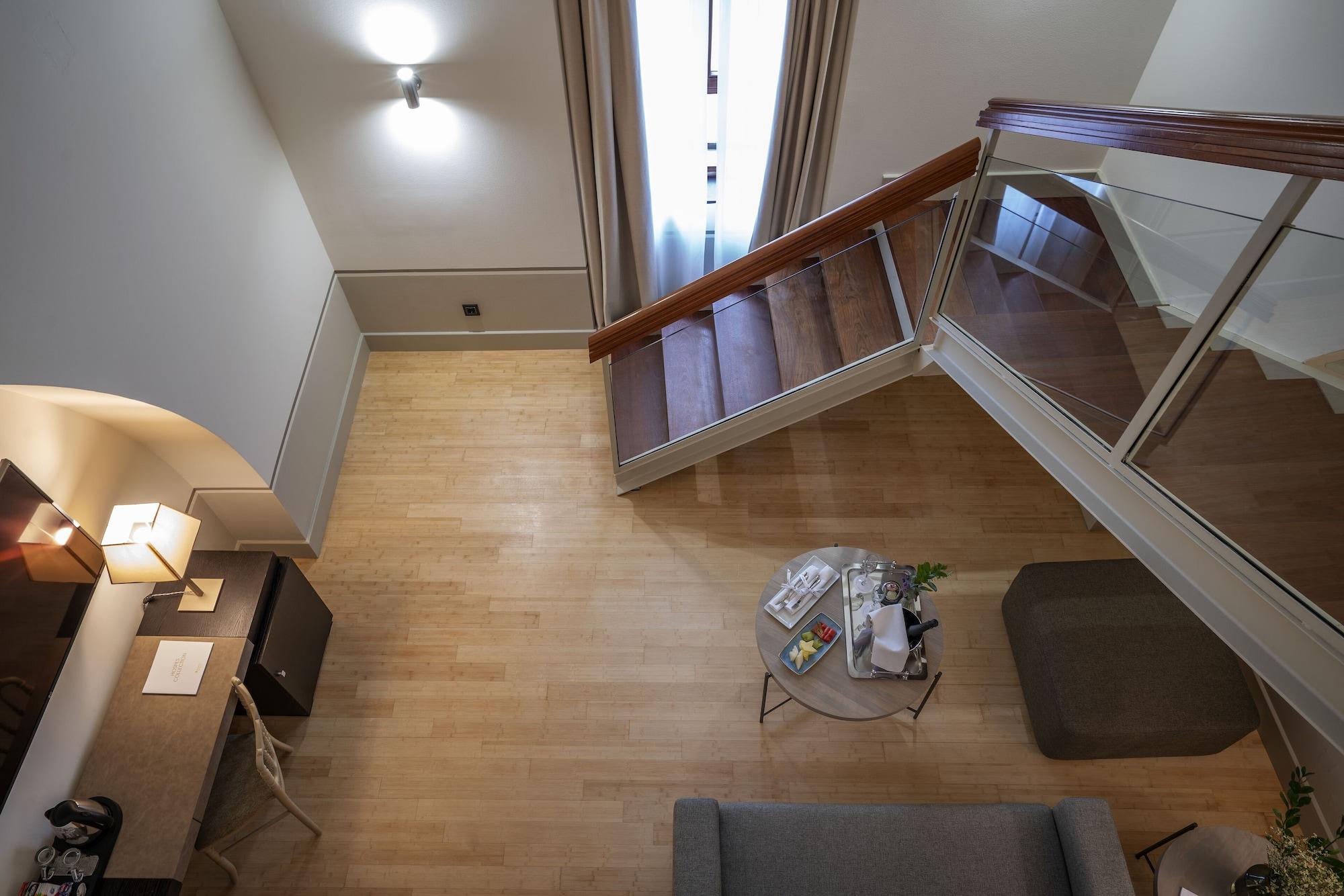 Hospes Palacio de Arenales&Spa Caces Exterior foto A staircase in a house