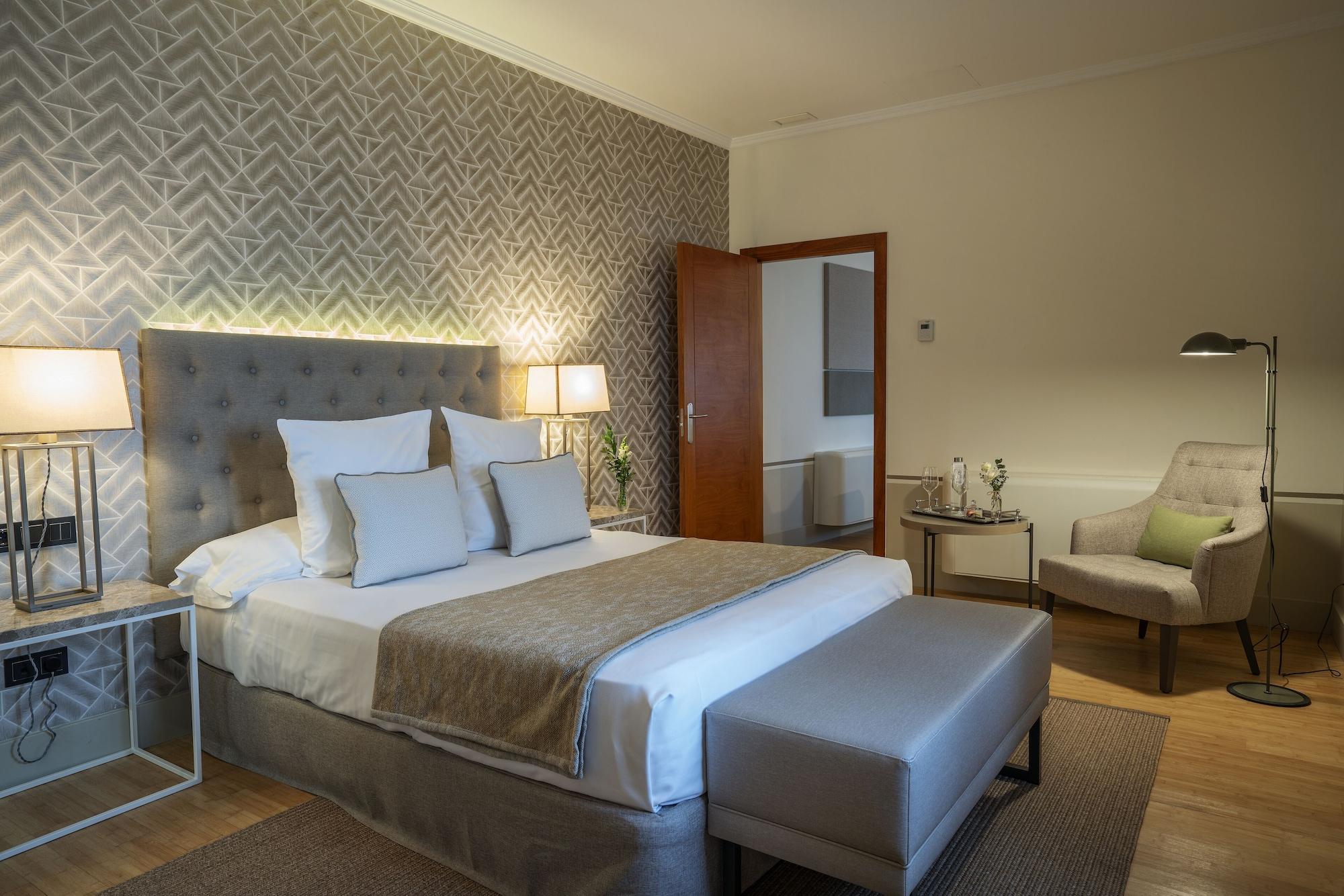 Hospes Palacio de Arenales&Spa Caces Exterior foto A bedroom at the hotel