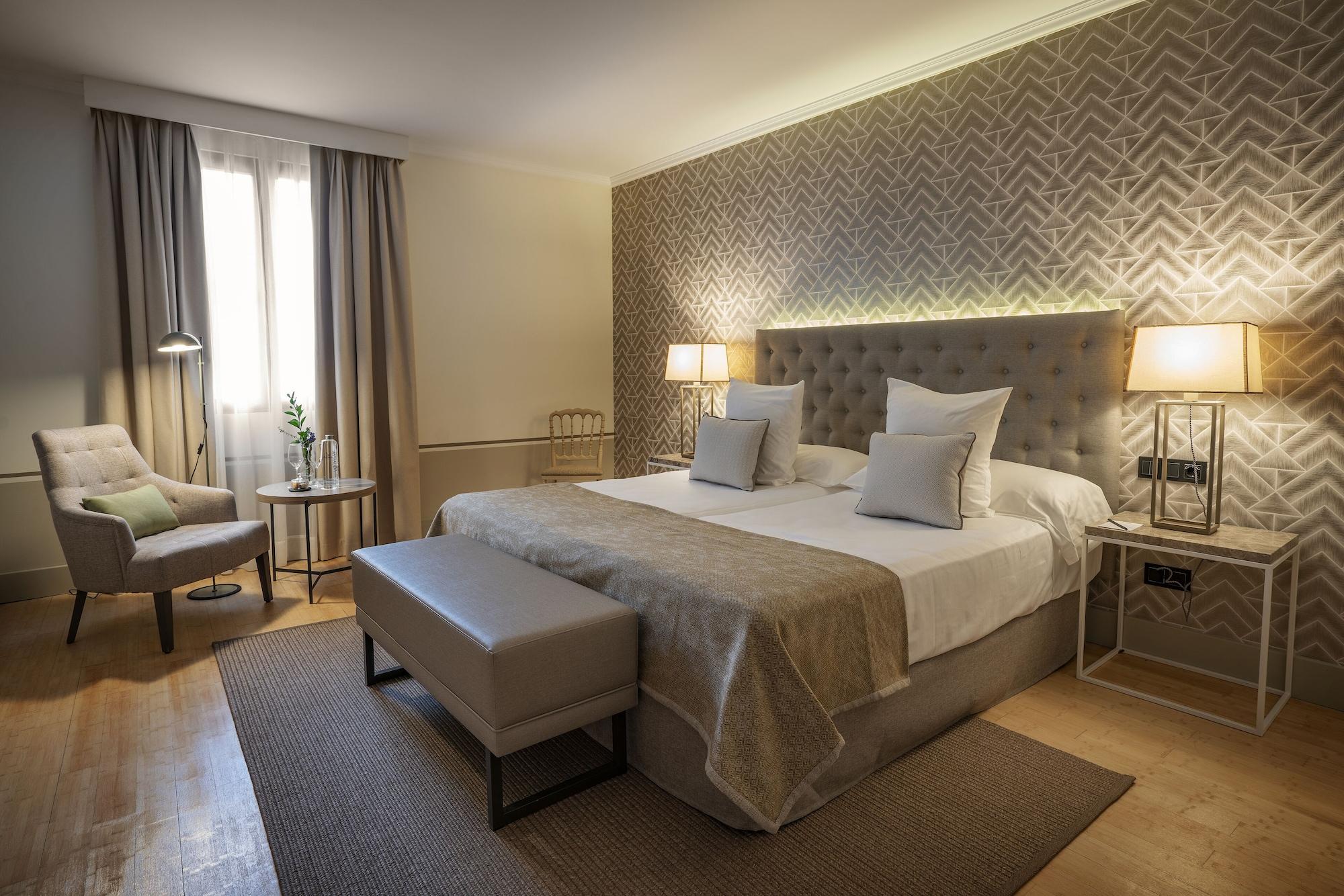 Hospes Palacio de Arenales&Spa Caces Exterior foto Deluxe room
