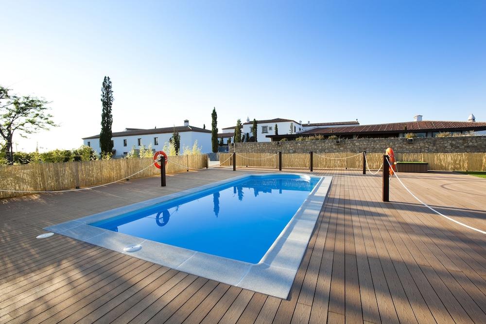 Hospes Palacio de Arenales&Spa Caces Exterior foto Swimming pool