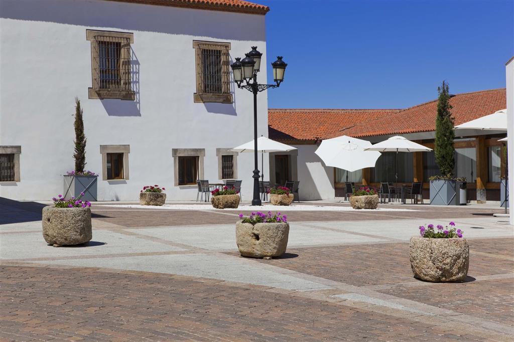Hospes Palacio de Arenales&Spa Caces Exterior foto The square in front of the Casa Diogo Cao