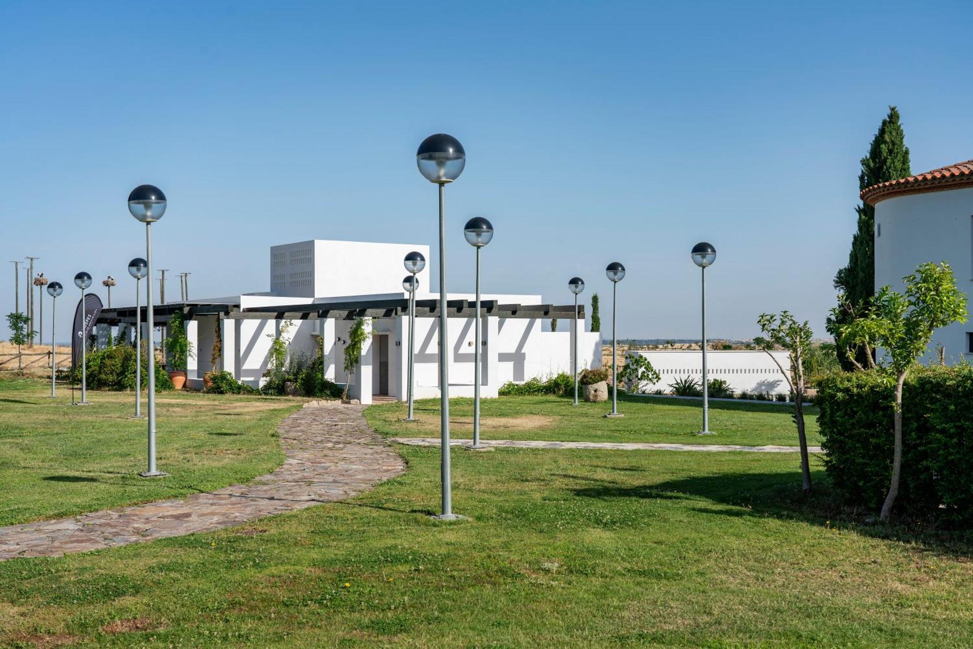 Hospes Palacio de Arenales&Spa Caces Exterior foto The new crematorium
