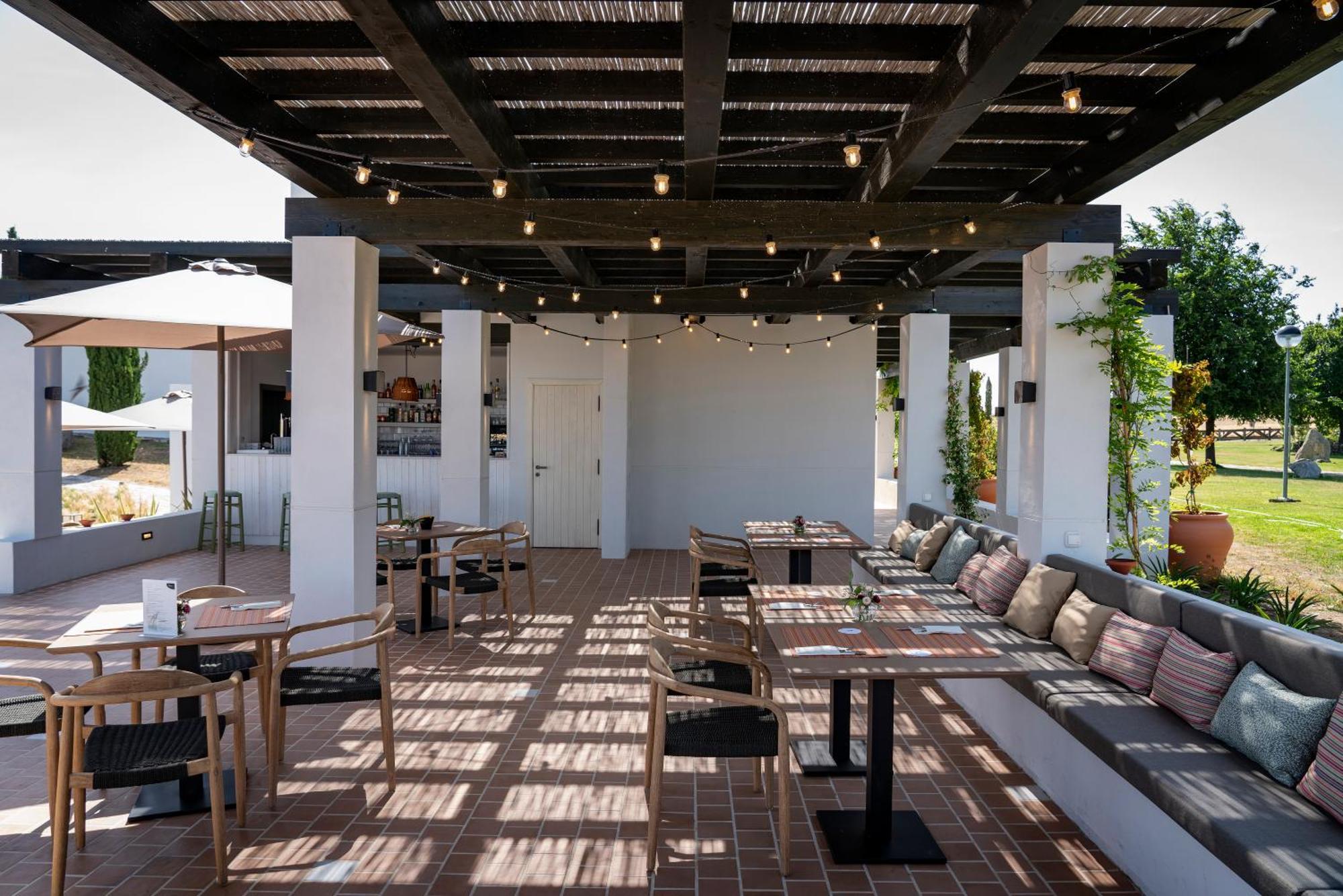 Hospes Palacio de Arenales&Spa Caces Exterior foto The restaurant at the hotel