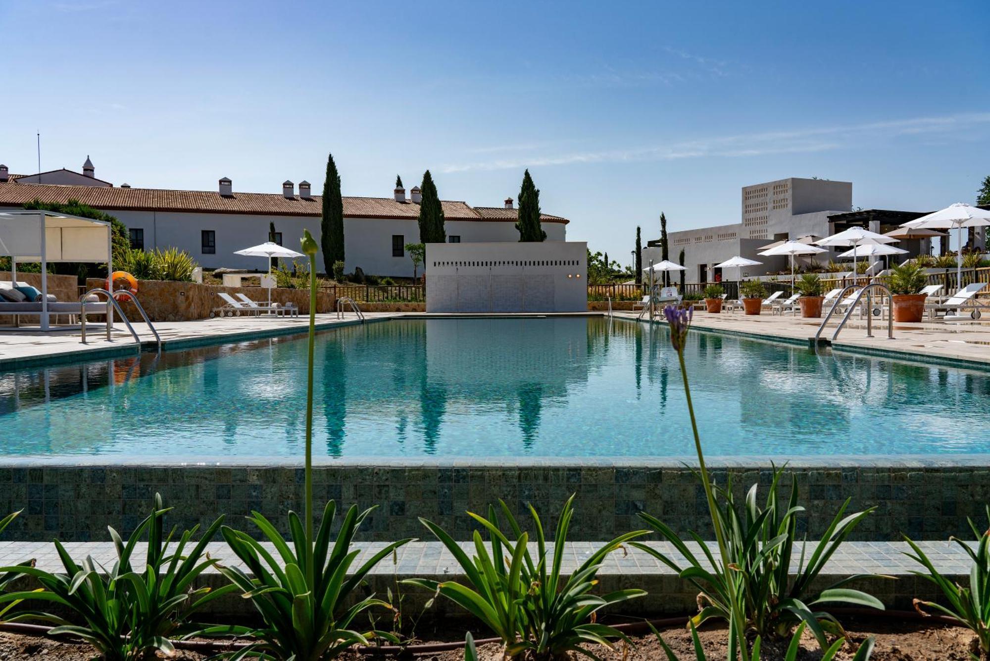 Hospes Palacio de Arenales&Spa Caces Exterior foto Hotel