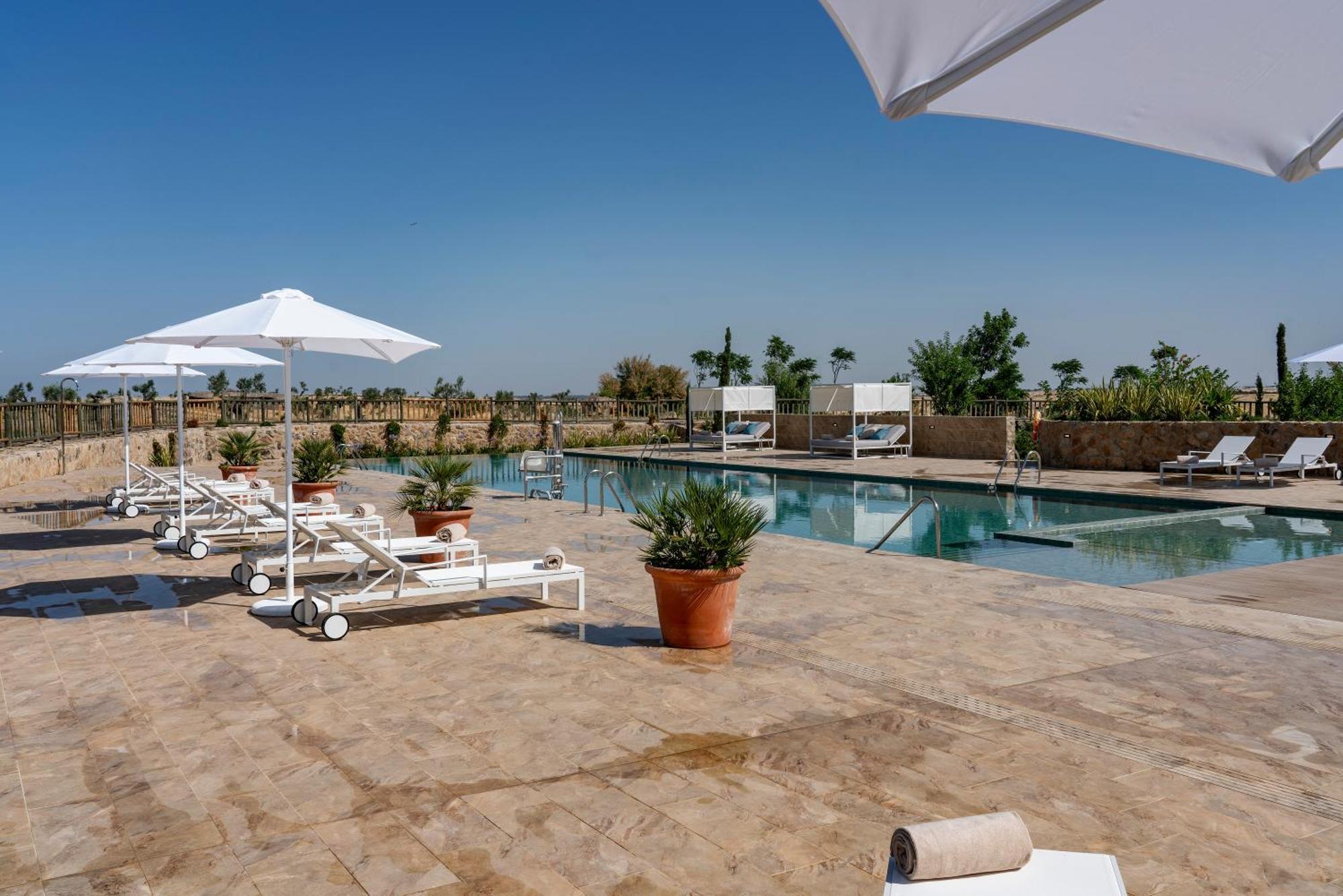 Hospes Palacio de Arenales&Spa Caces Exterior foto The pool at the hotel