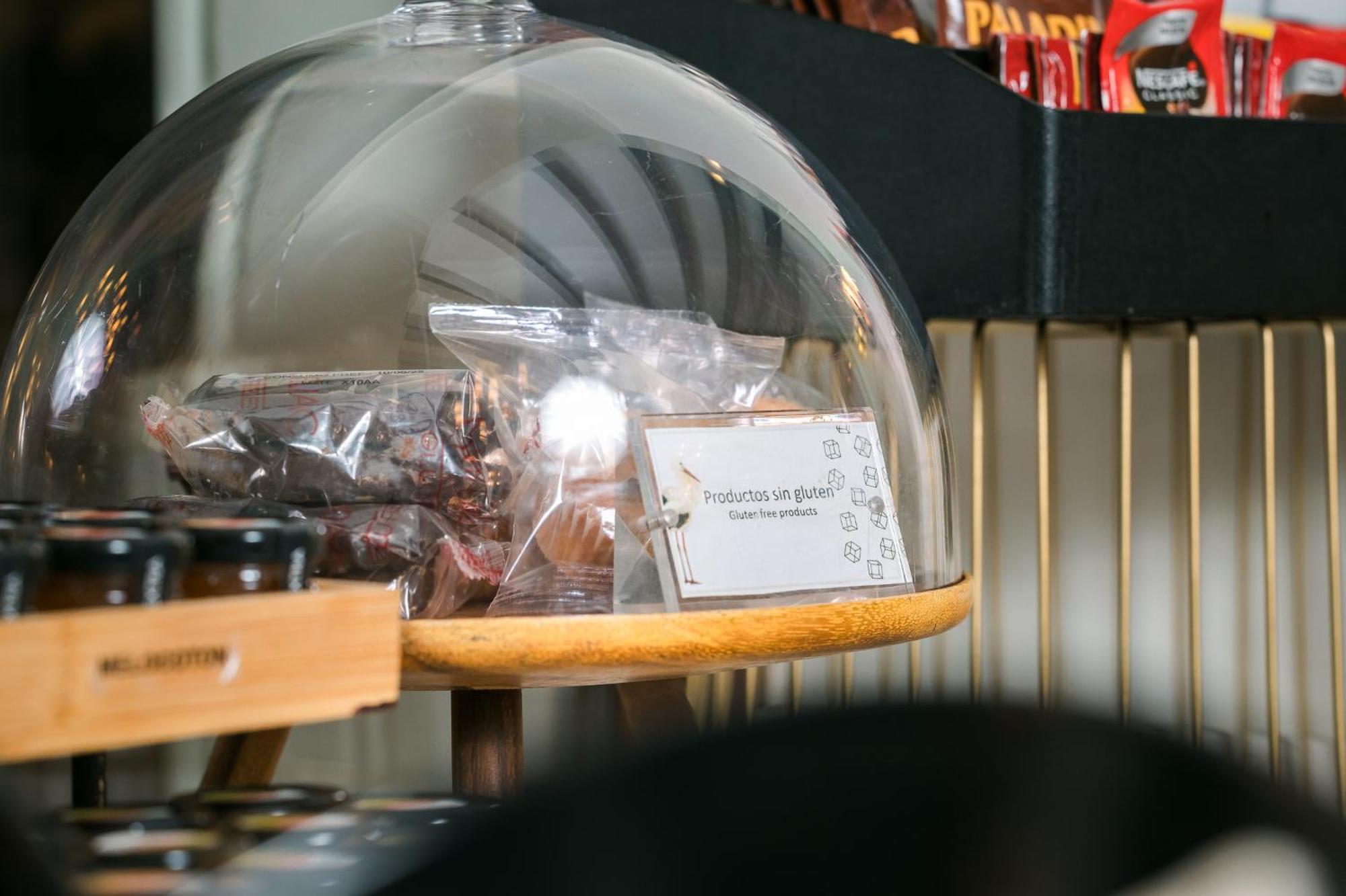 Hospes Palacio de Arenales&Spa Caces Exterior foto A chocolate display at a coffee shop