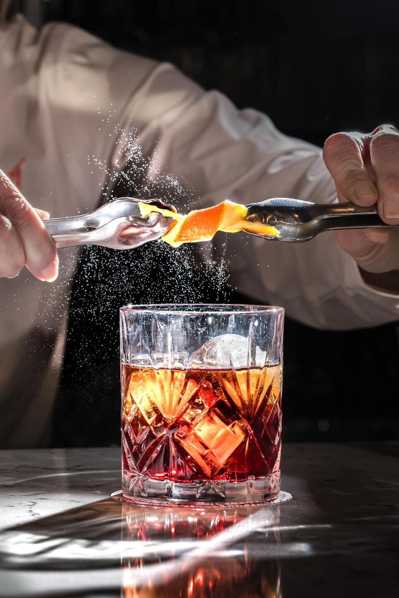 Hospes Palacio de Arenales&Spa Caces Exterior foto A bartender adding a lemon twist to a cocktail
