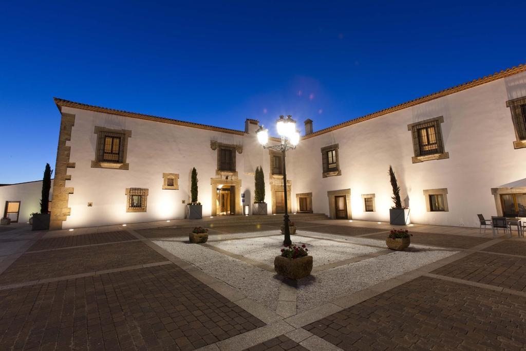 Hospes Palacio de Arenales&Spa Caces Exterior foto Pazo de Banga