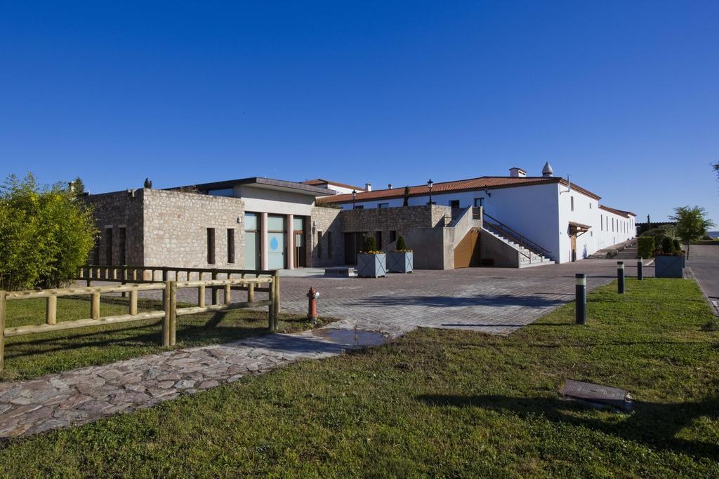 Hospes Palacio de Arenales&Spa Caces Exterior foto The town hall in Saint-Martin-de-Champs