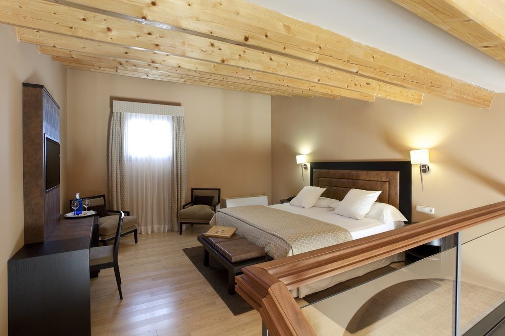 Hospes Palacio de Arenales&Spa Caces Exterior foto A room at the hotel