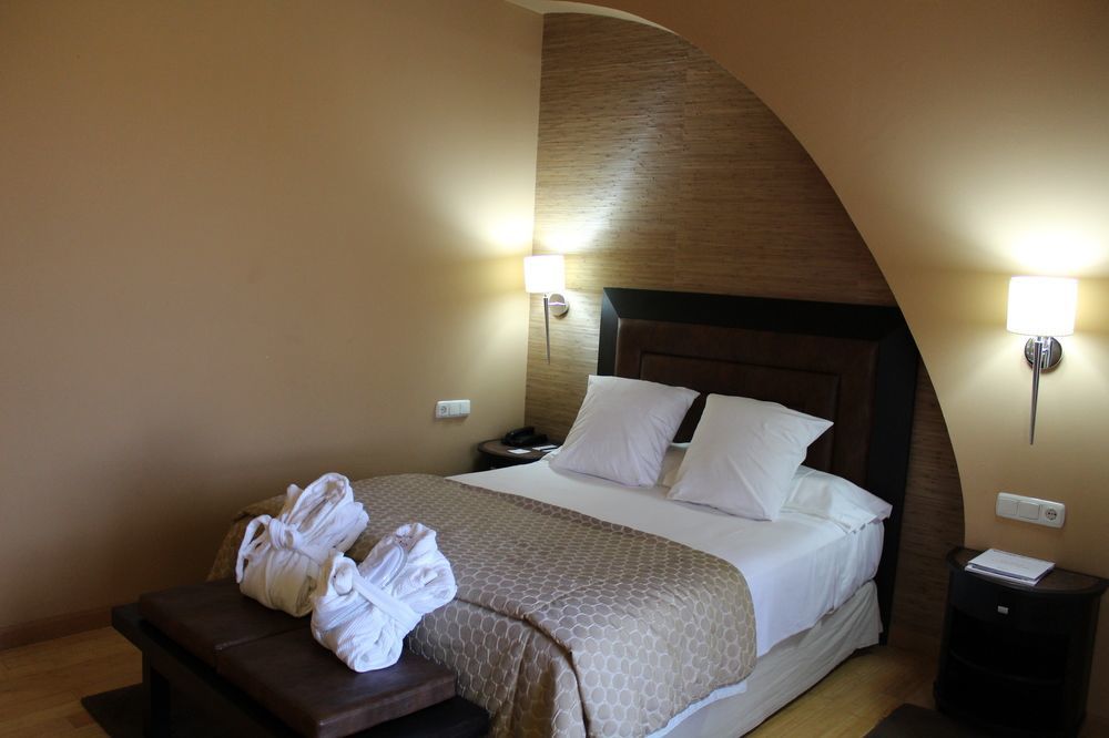 Hospes Palacio de Arenales&Spa Caces Exterior foto A room at the hotel