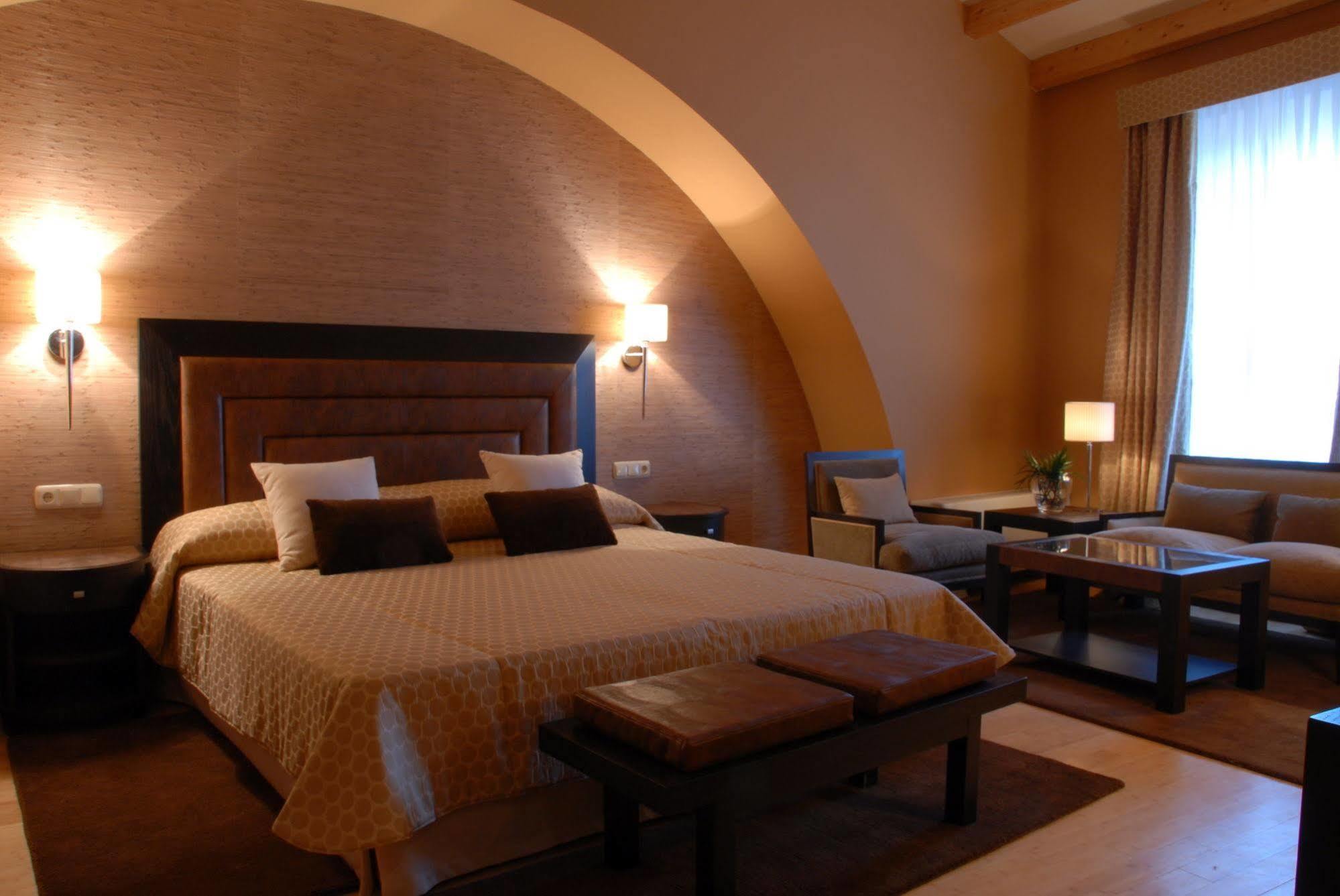 Hospes Palacio de Arenales&Spa Caces Habitación foto A room at the hotel