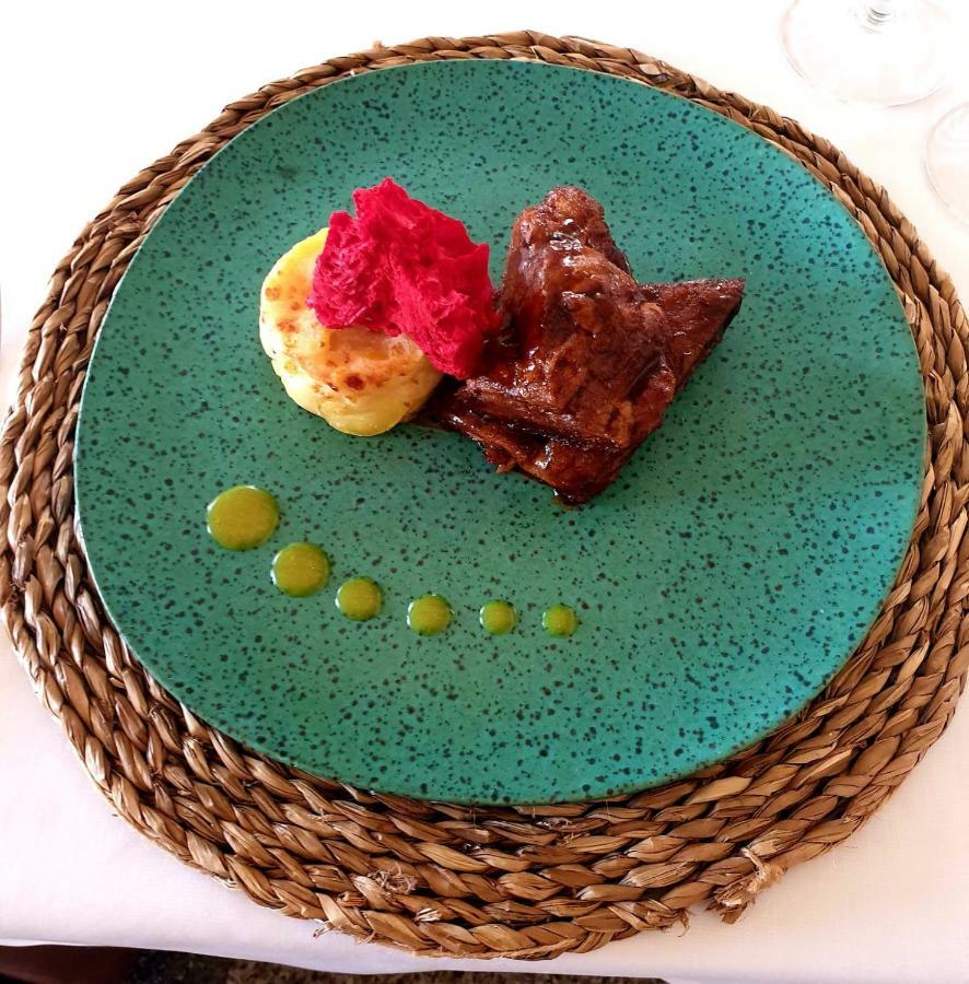 Hospes Palacio de Arenales&Spa Caces Exterior foto A plate of braaied kudu
