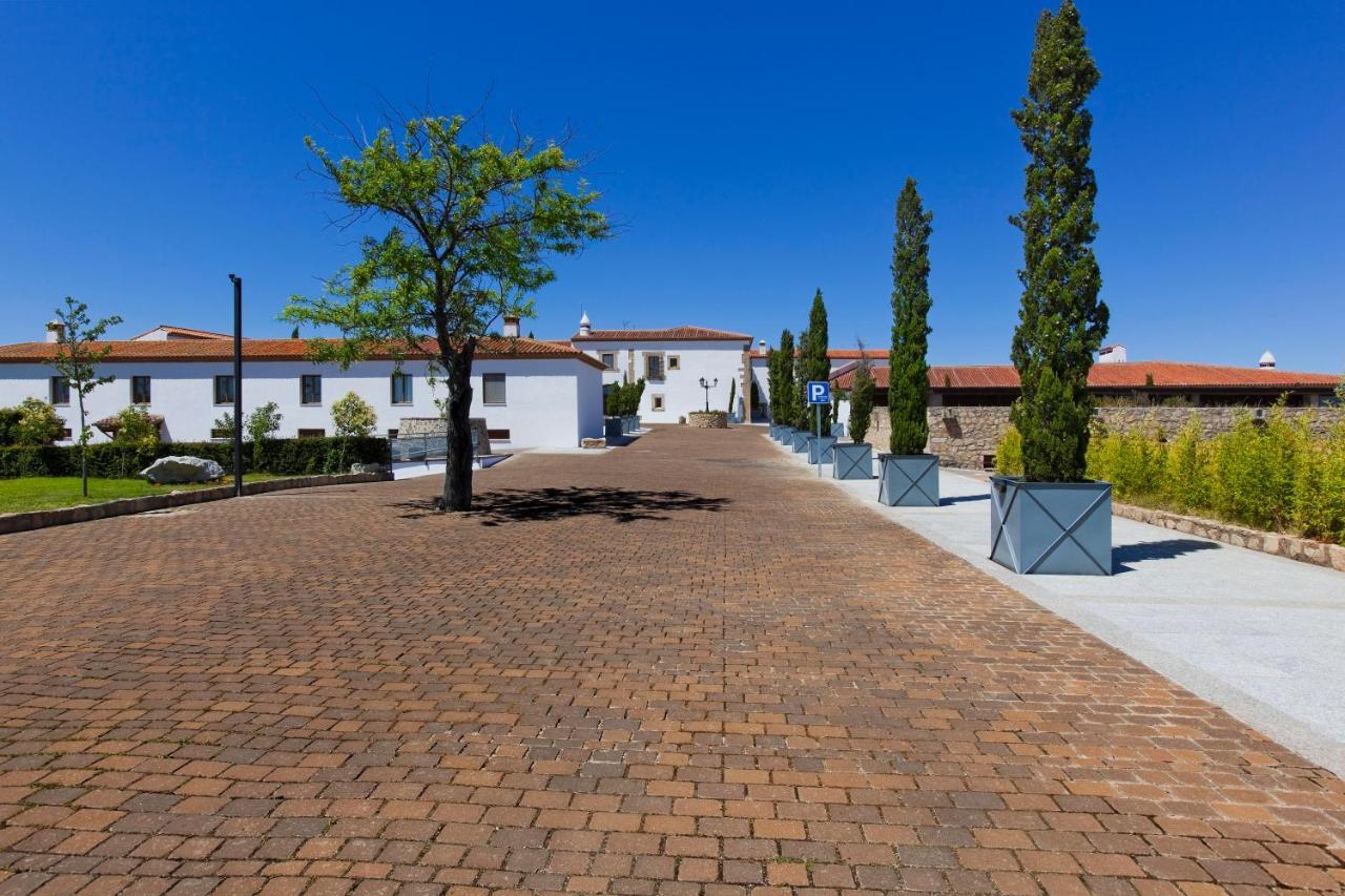 Hospes Palacio de Arenales&Spa Caces Exterior foto The main square of the complex